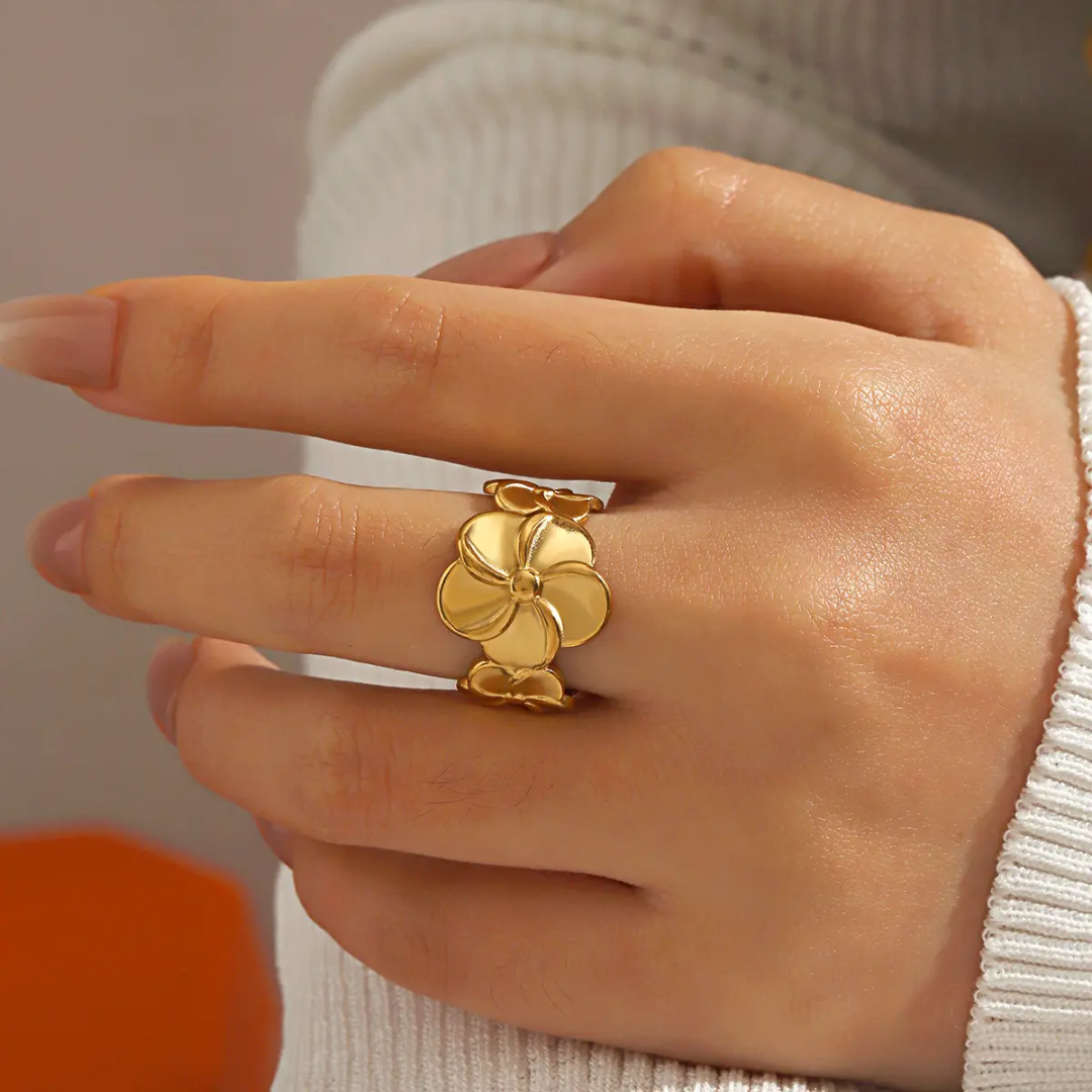 Evia Flower Gold Ring