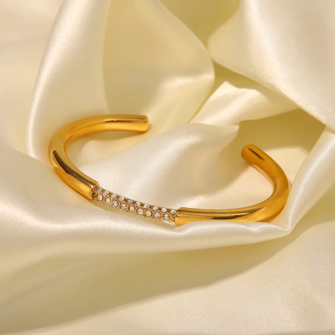 Prompt Diamond Gold Cuff✨