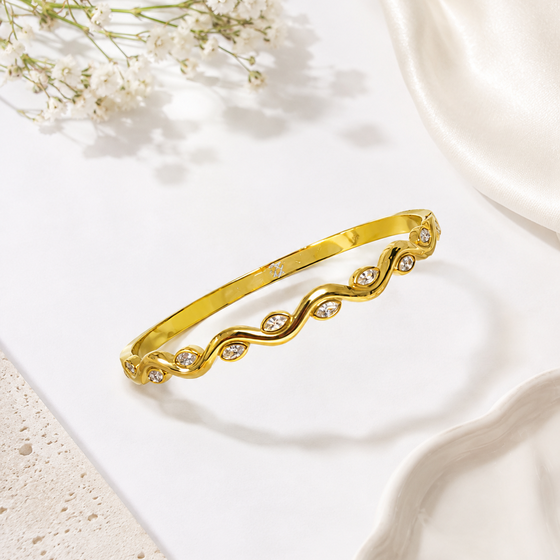 Veronica Wavy Diamond Cuff