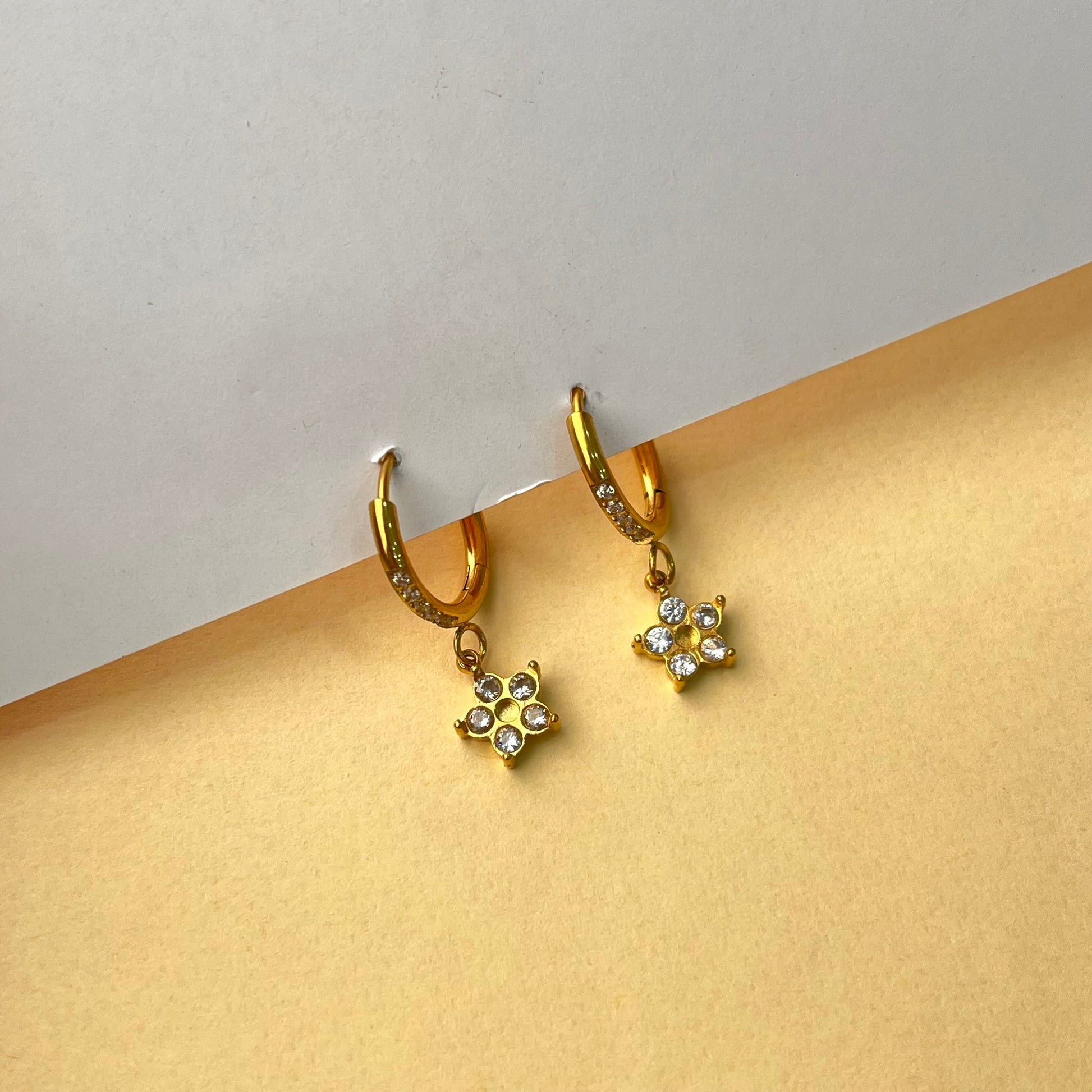 Pari Flower Gold Huggies