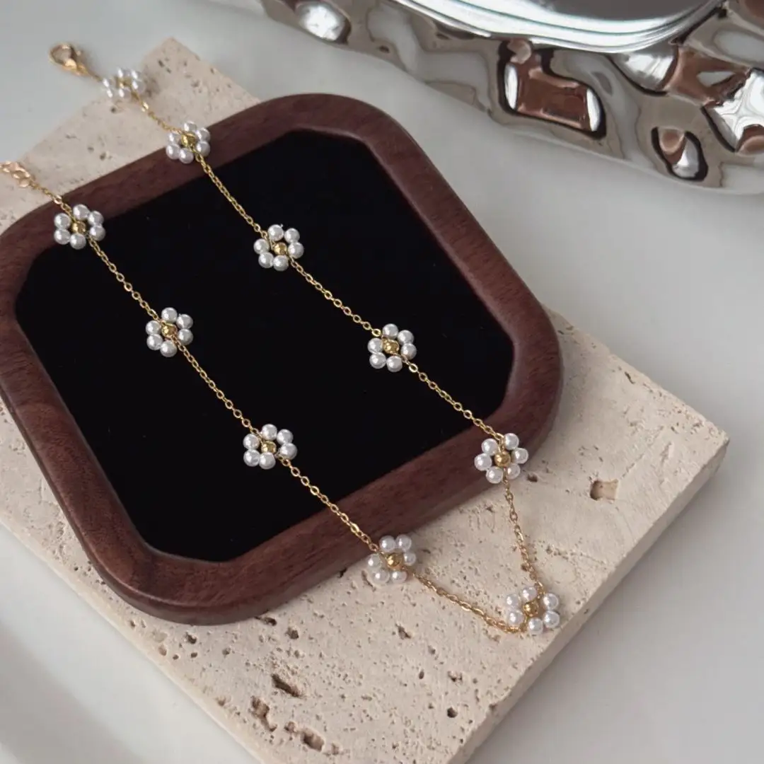 Rubia White Flower Necklace