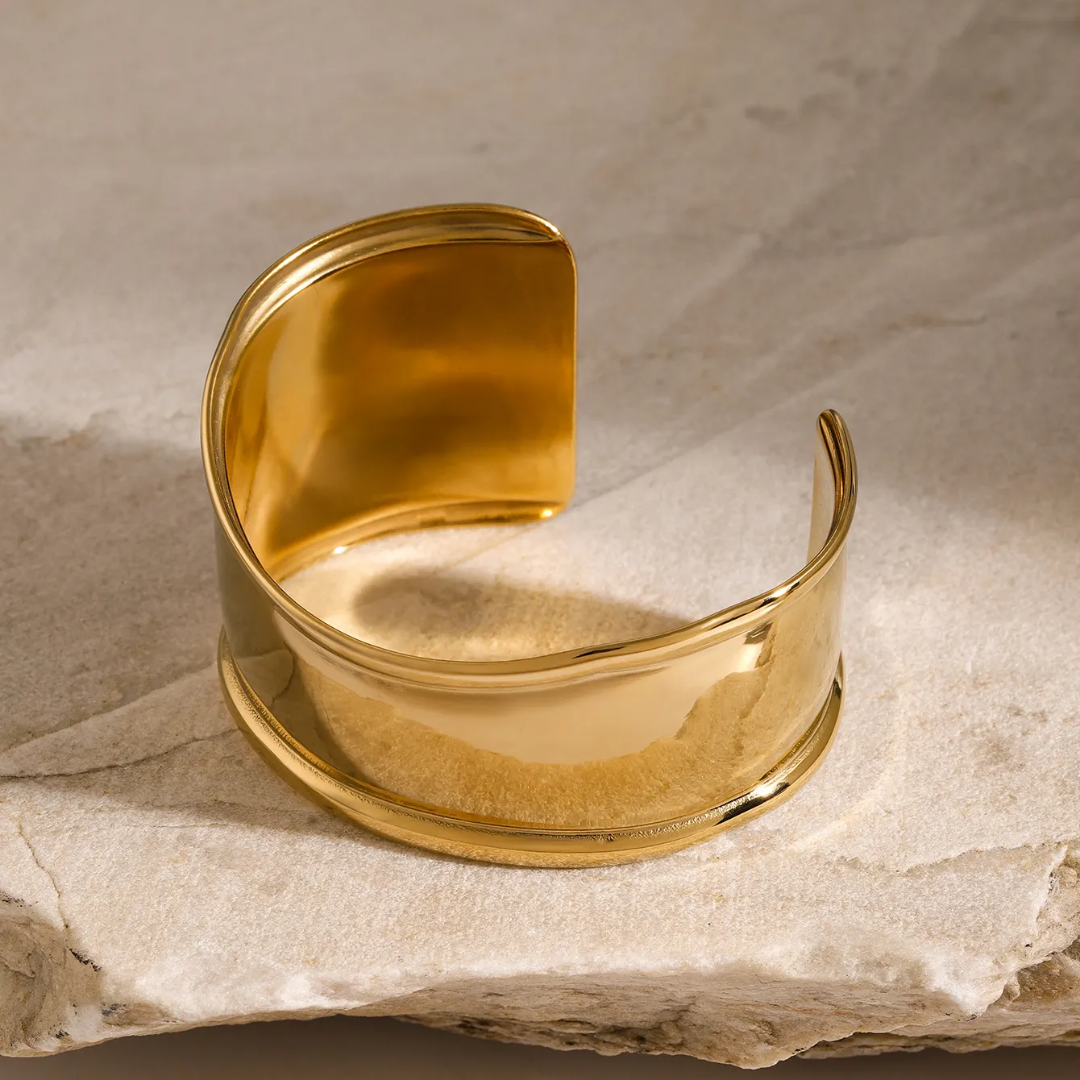 Bold curvy Gold Cuff✨