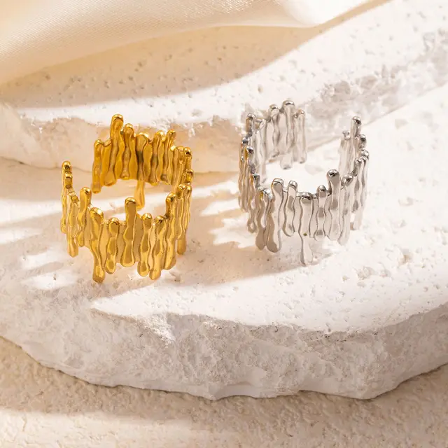 Martishia Asymmetric Gold Ring