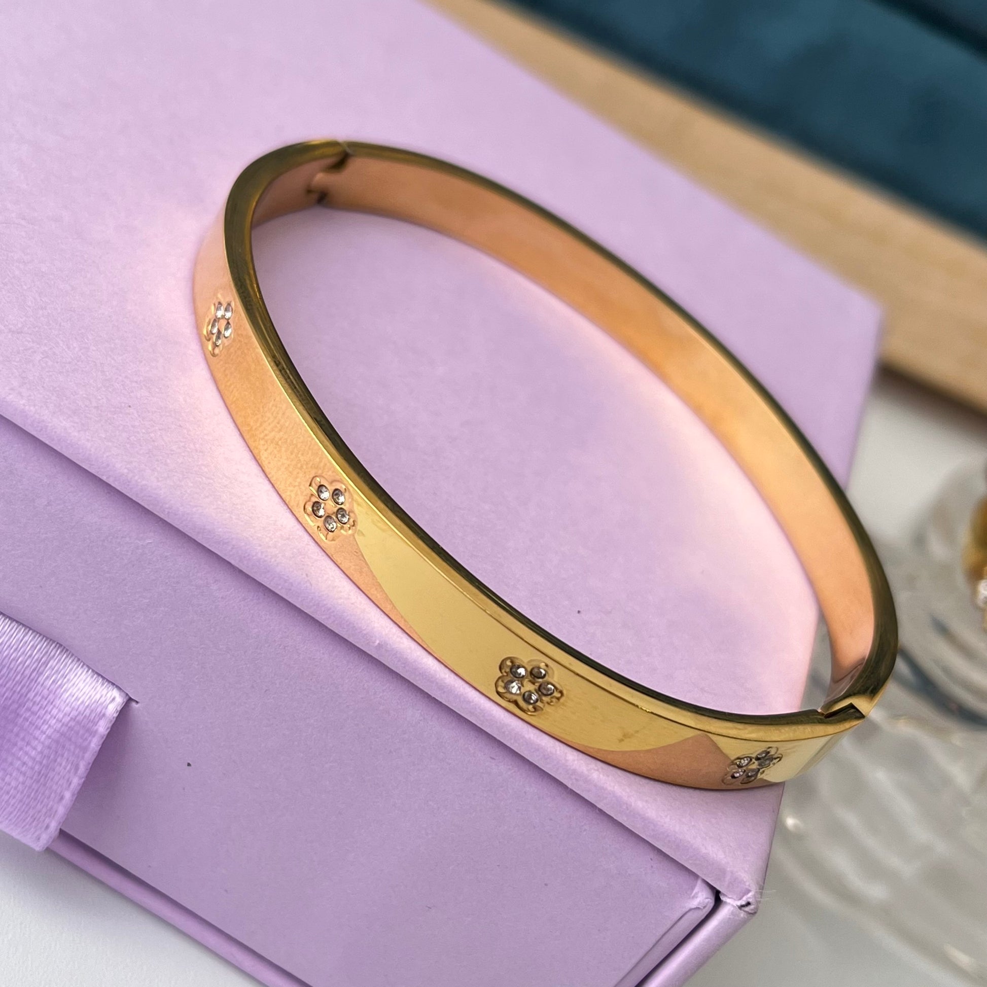Siru Flower Gold Cuff