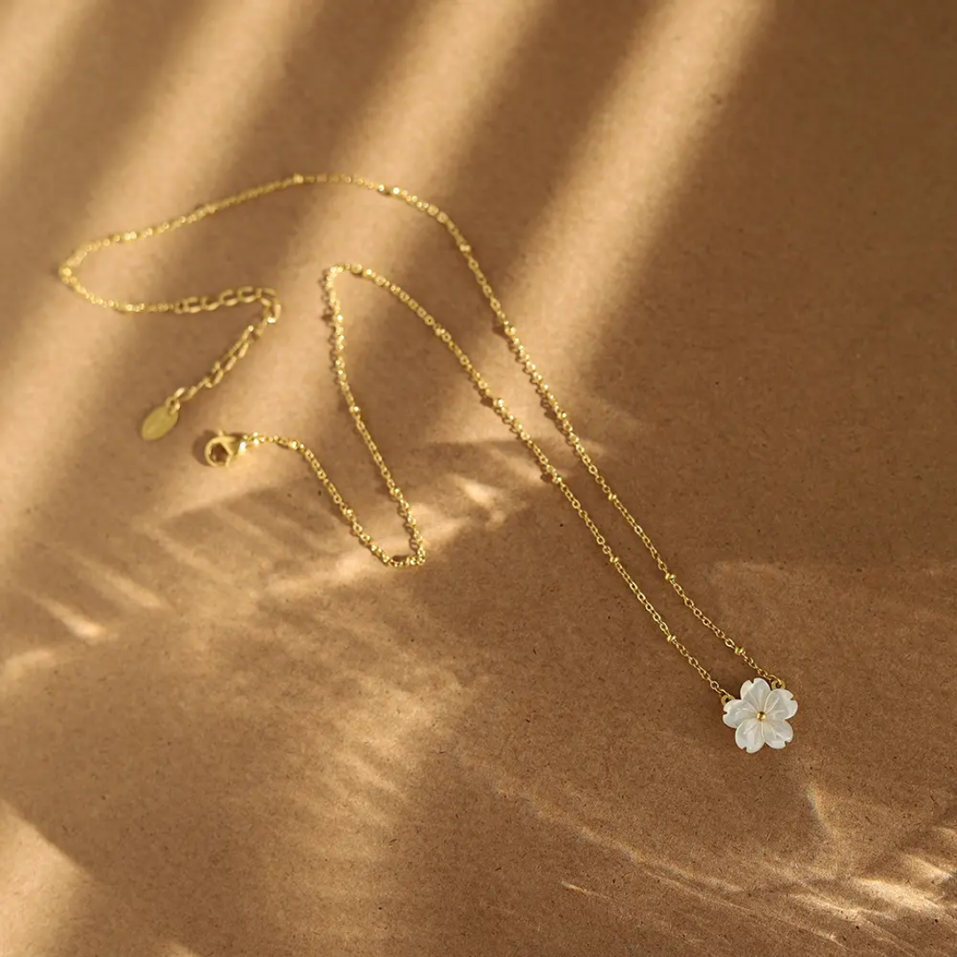 Toire White Flower Necklace✨