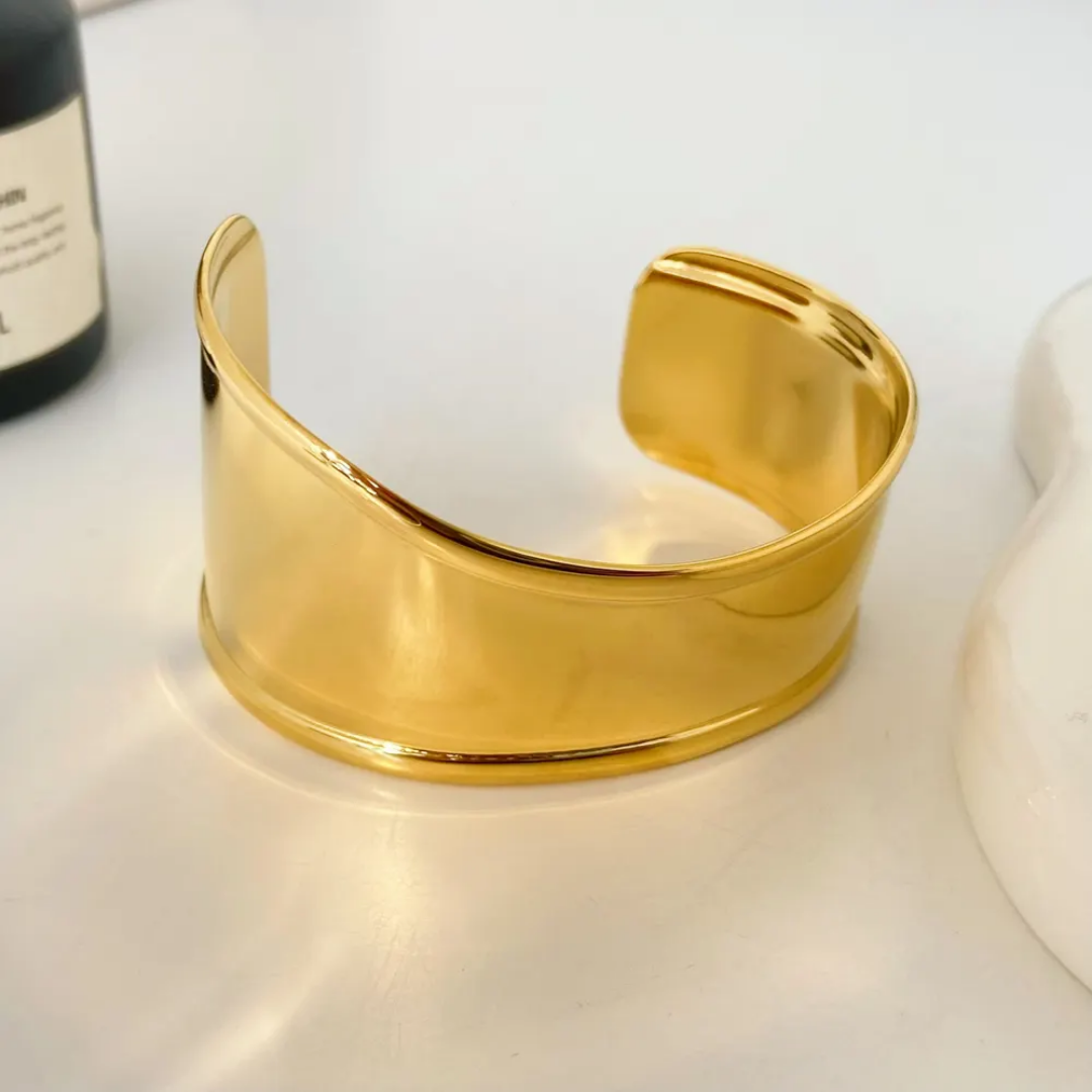 Bold curvy Gold Cuff✨