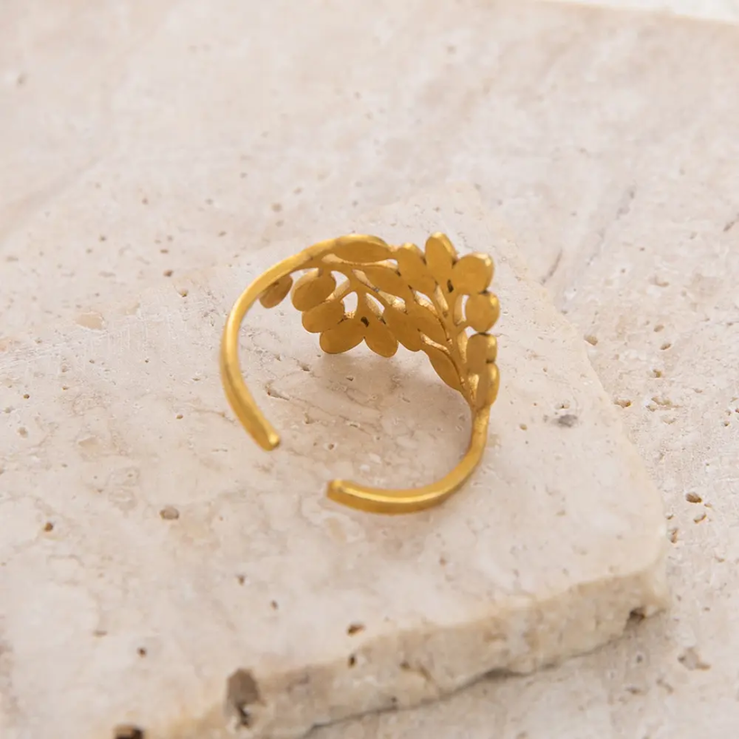 Leafy Sleek Gold Ring