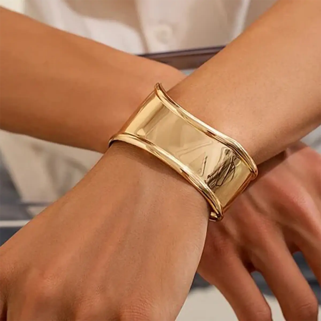 Bold curvy Gold Cuff✨